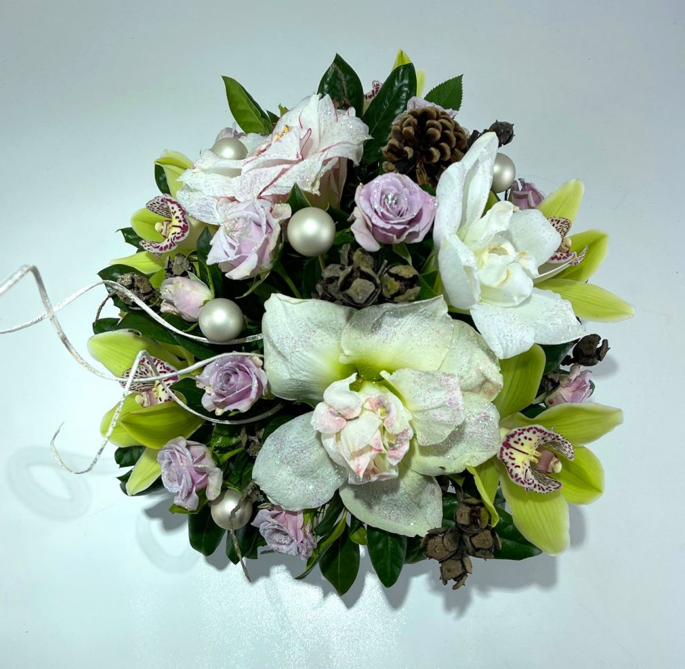 Centrotavola con orchidee, amaryllis, rose e pigne