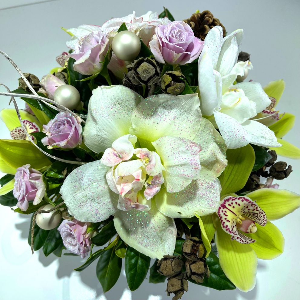 Centrotavola con orchidee, amaryllis, rose e pigne