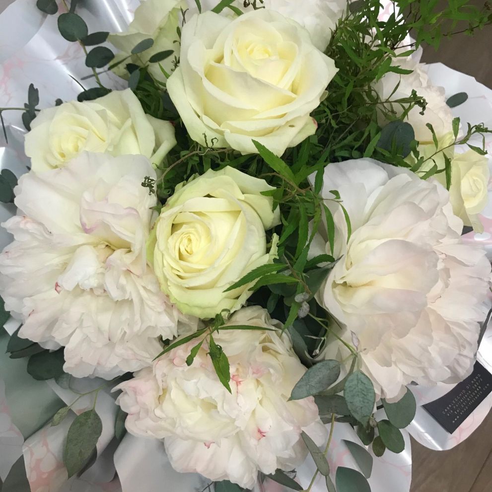 Bouquet con peonie e rose