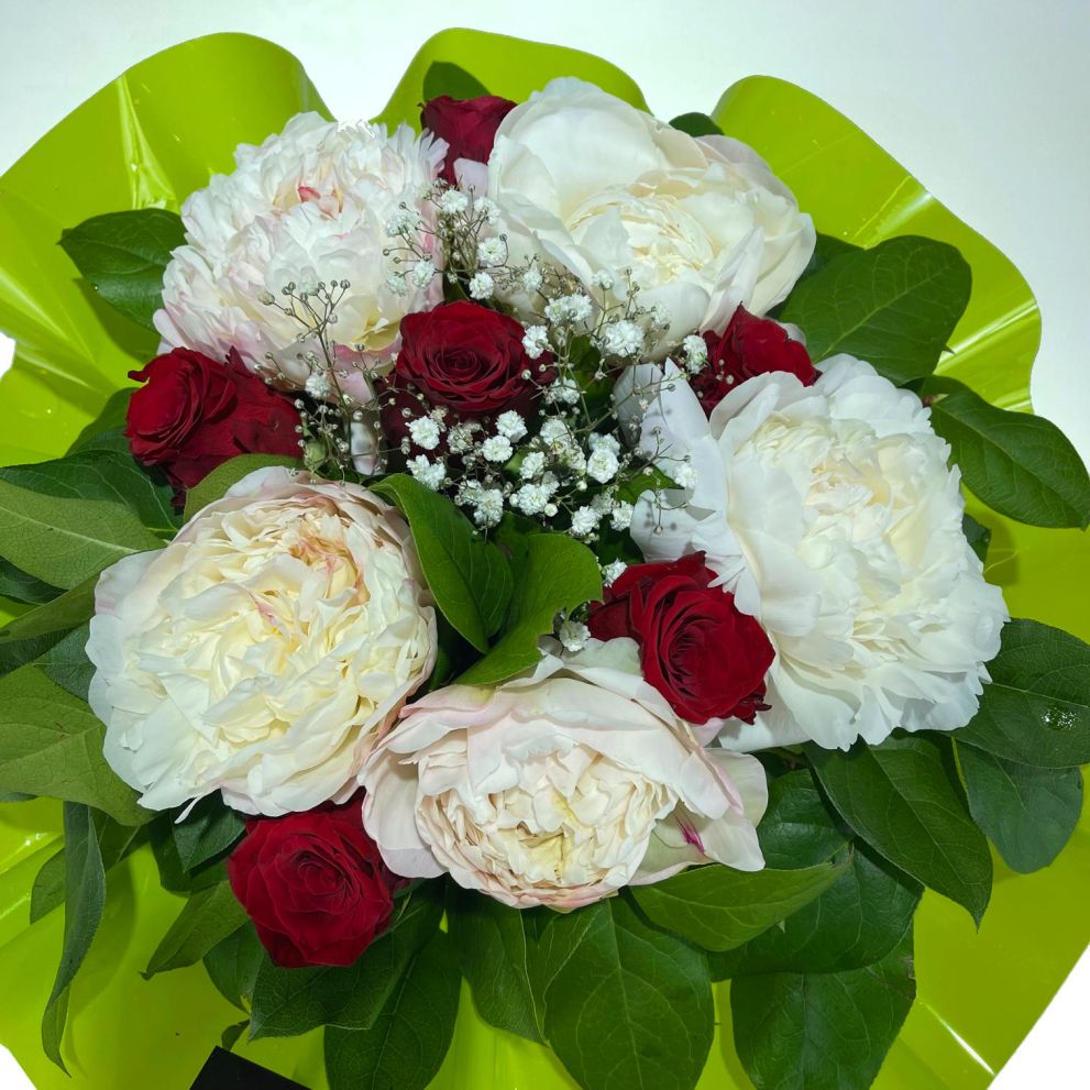 Bouquet con peonie e rose