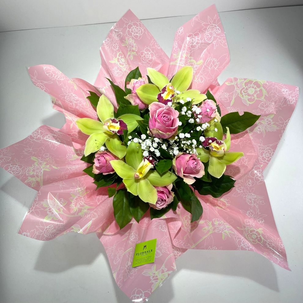 Bouquet con orchidee e rose