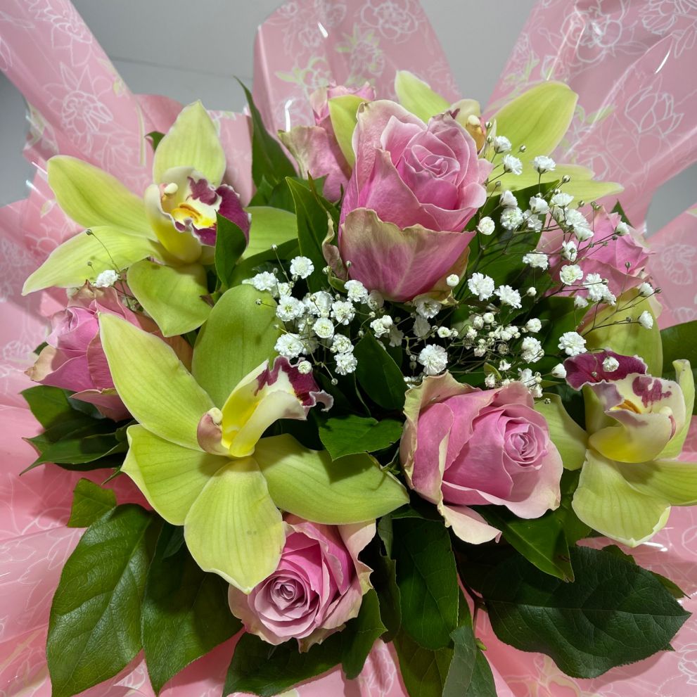 Bouquet con orchidee e rose