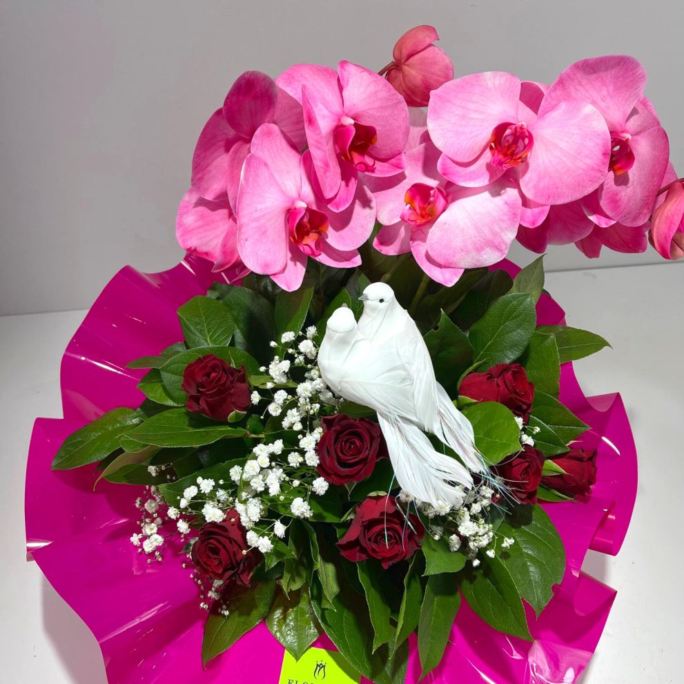 Bouquet con orchidee e rose