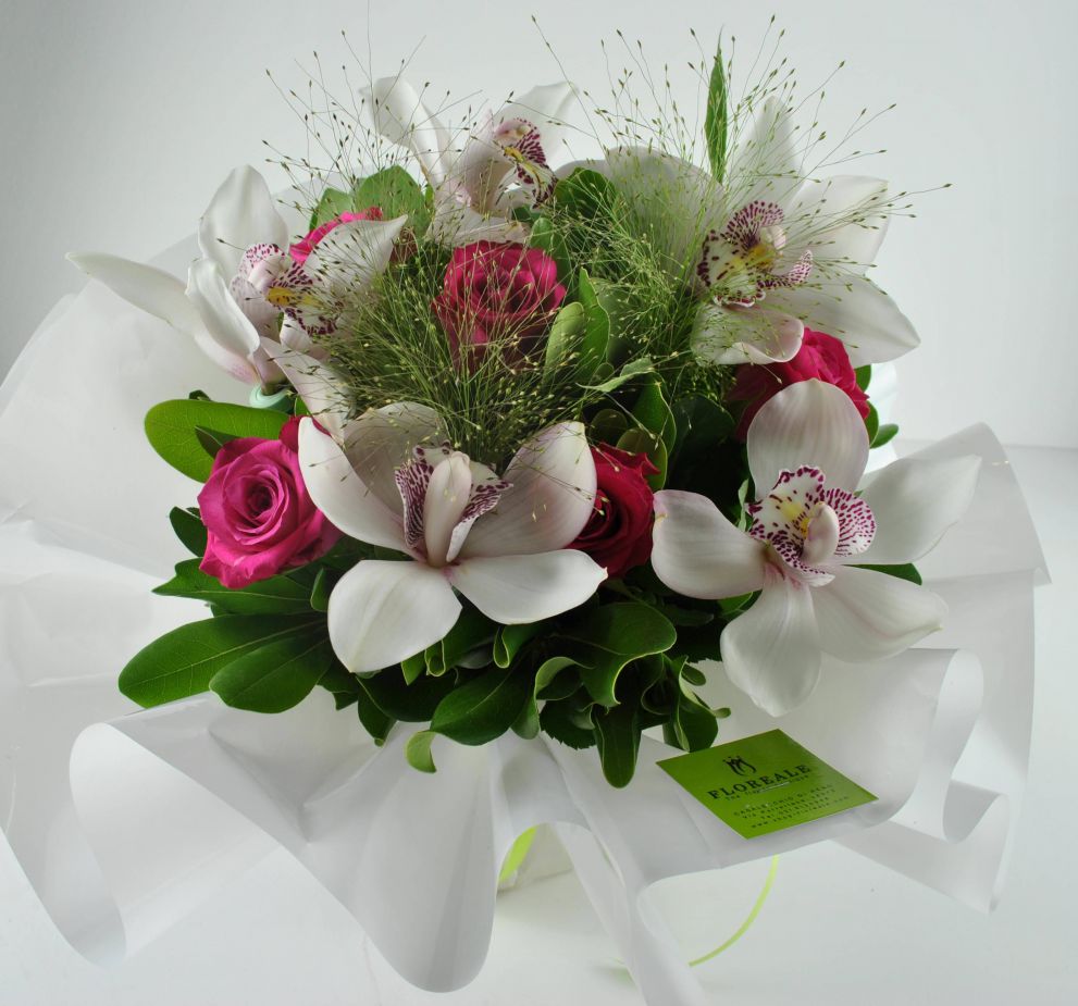 Bouquet con orchidee e rose