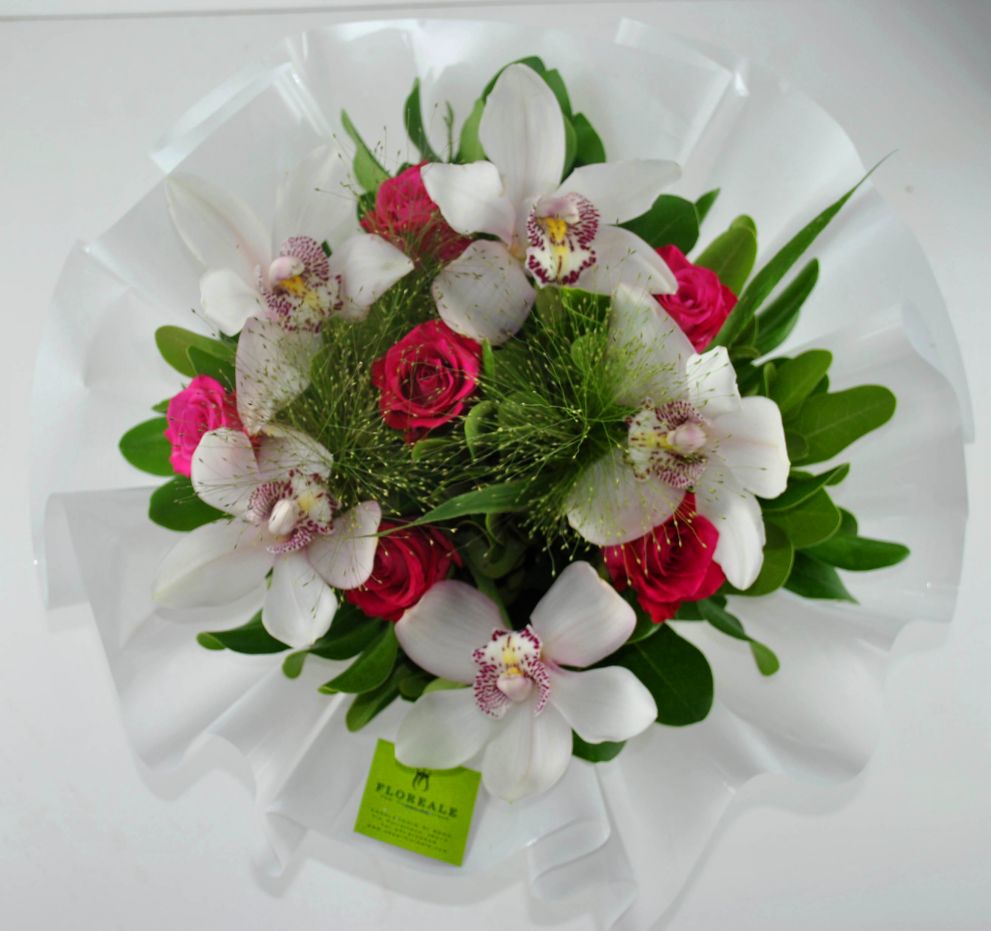 Bouquet con orchidee e rose