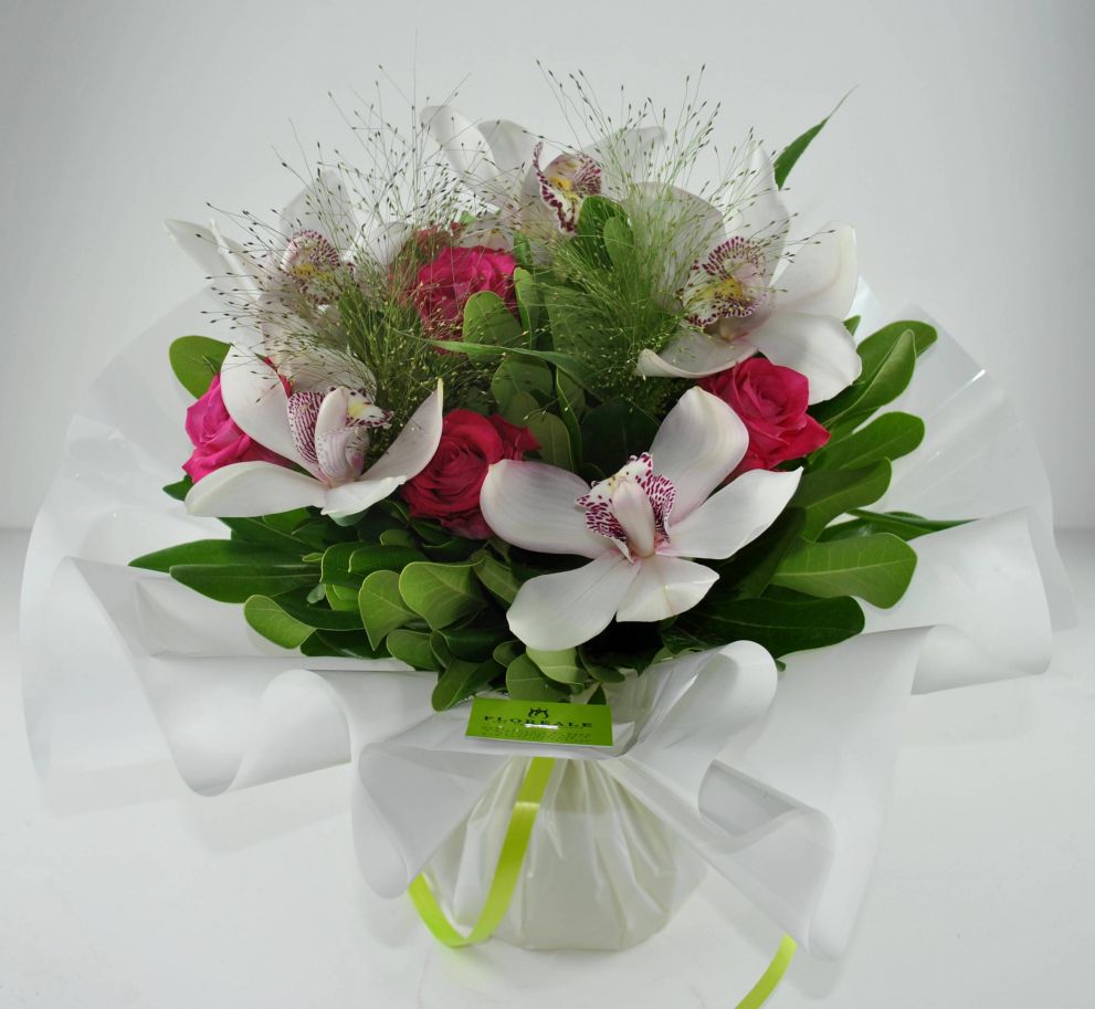 Bouquet con orchidee e rose