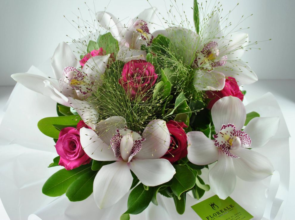 Bouquet con orchidee e rose