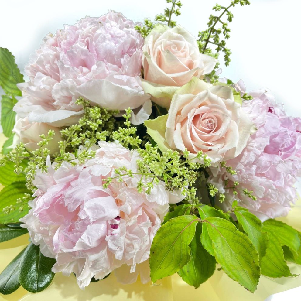 Bouquet con peonie e rose