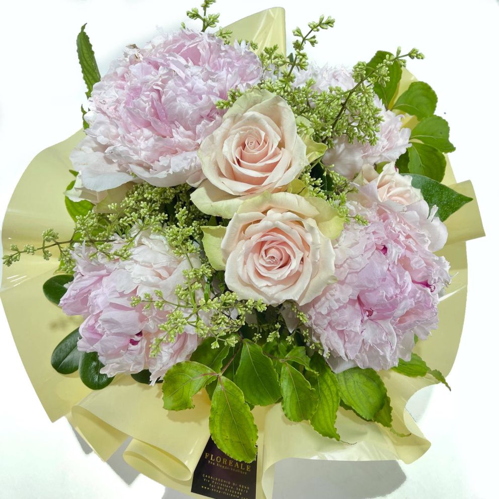 Bouquet con peonie e rose