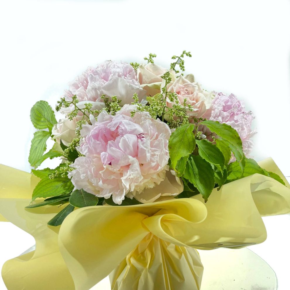 Bouquet con peonie e rose