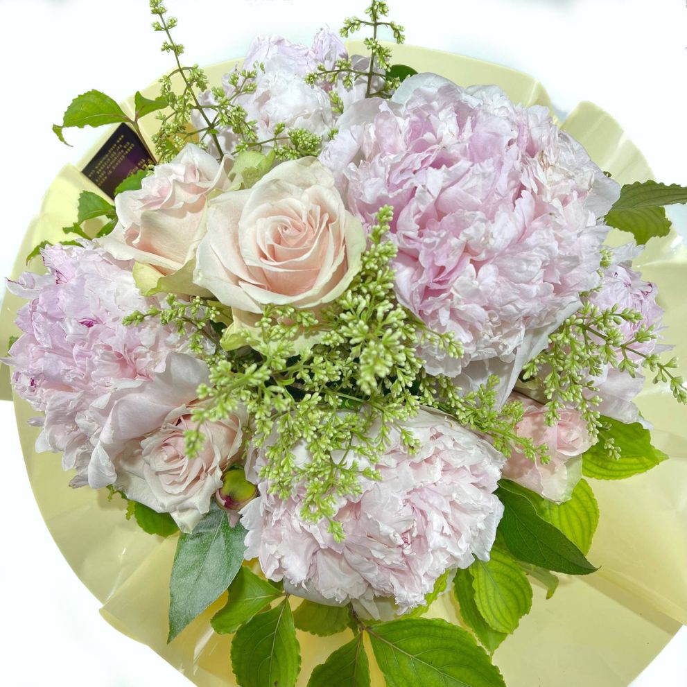 Bouquet con peonie e rose