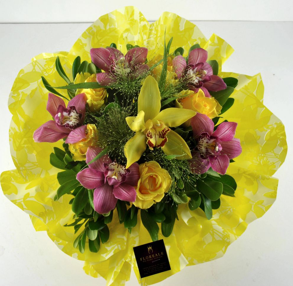 Bouquet con orchidee e rose