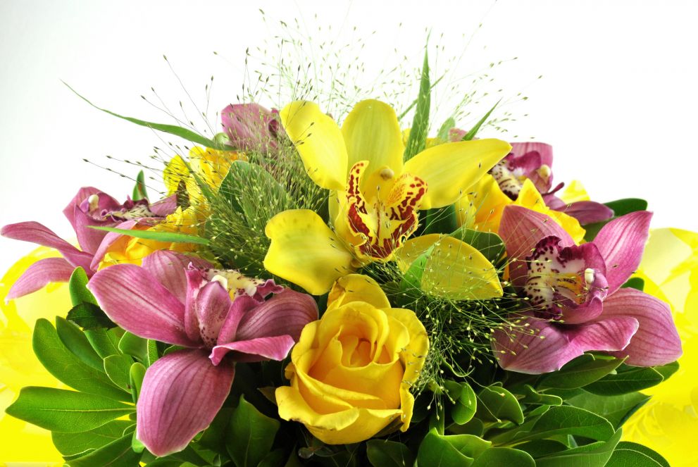 Bouquet con orchidee e rose