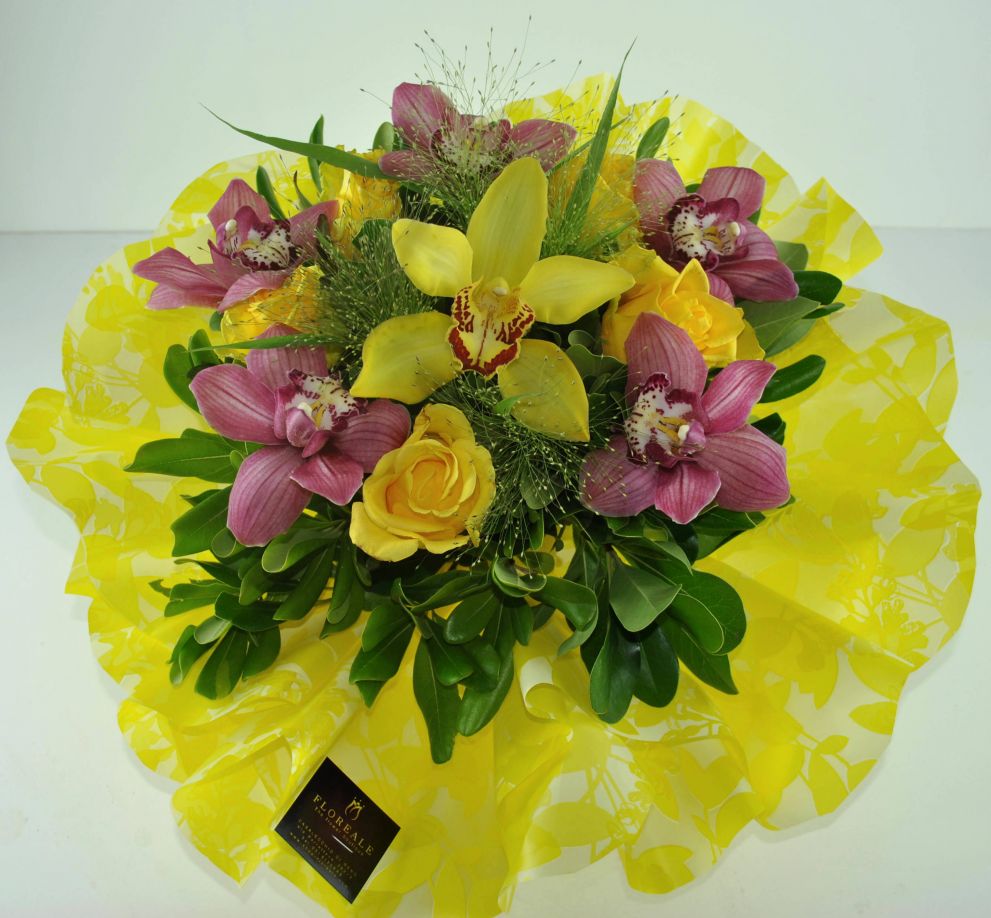 Bouquet con orchidee e rose