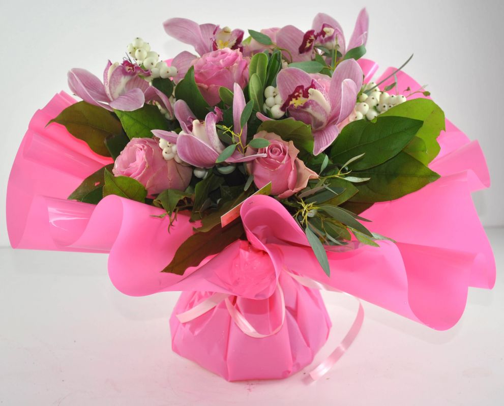 Bouquet con orchidee e rose