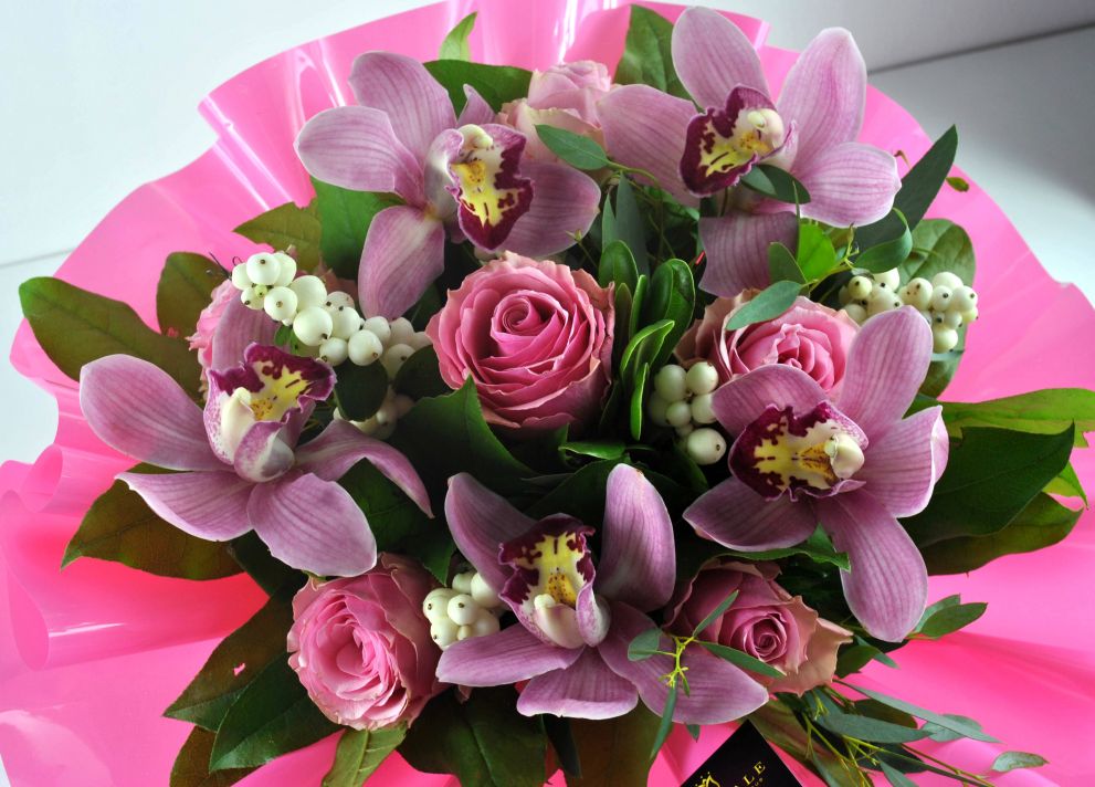 Bouquet con orchidee e rose