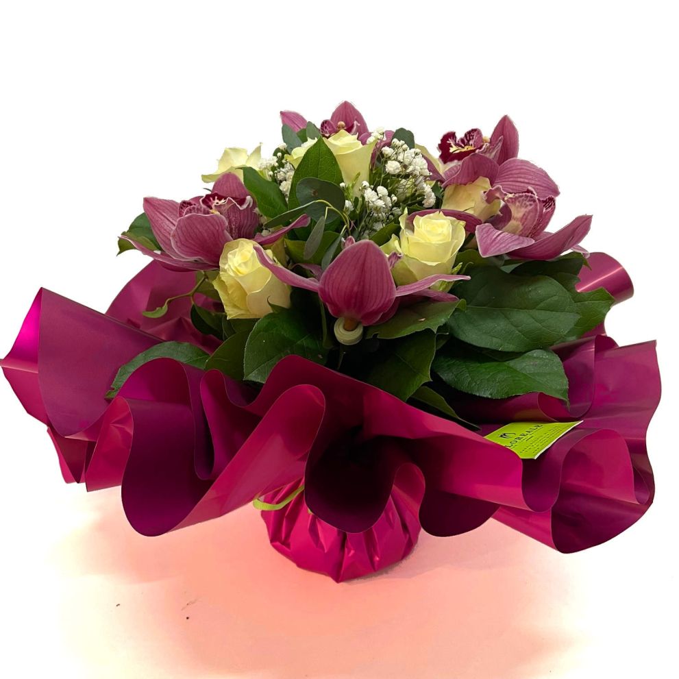 Bouquet con orchidee e rose