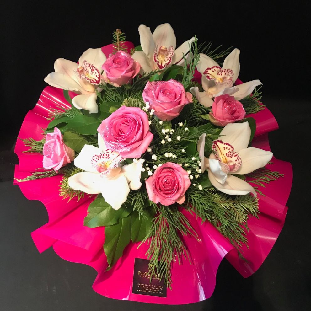 Bouquet con orchidee e rose