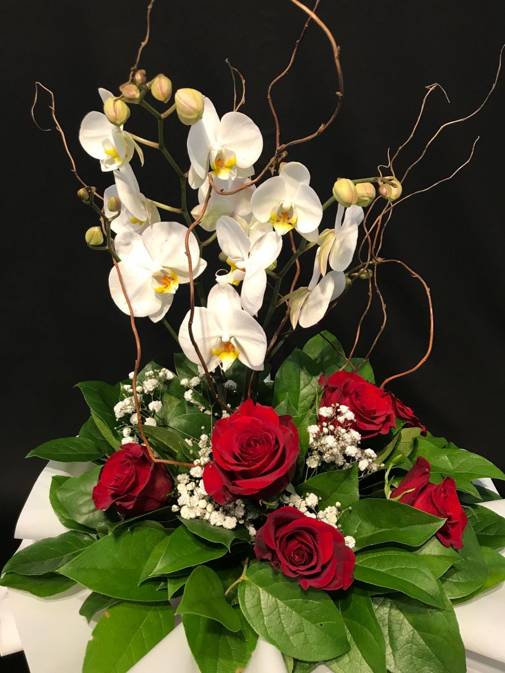 Bouquet con orchidee e rose