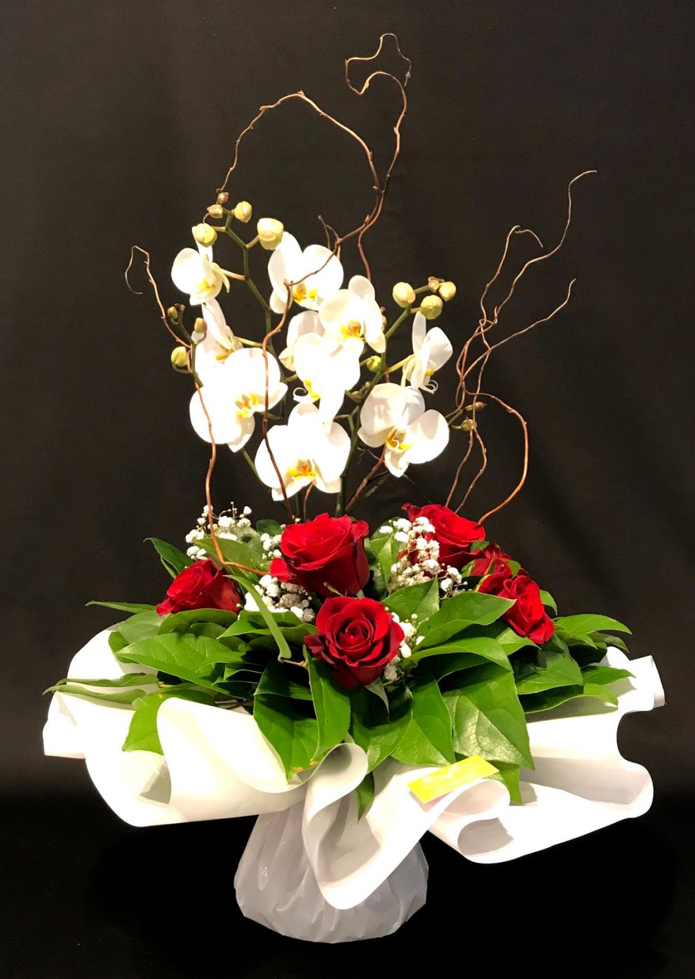 Bouquet con orchidee e rose