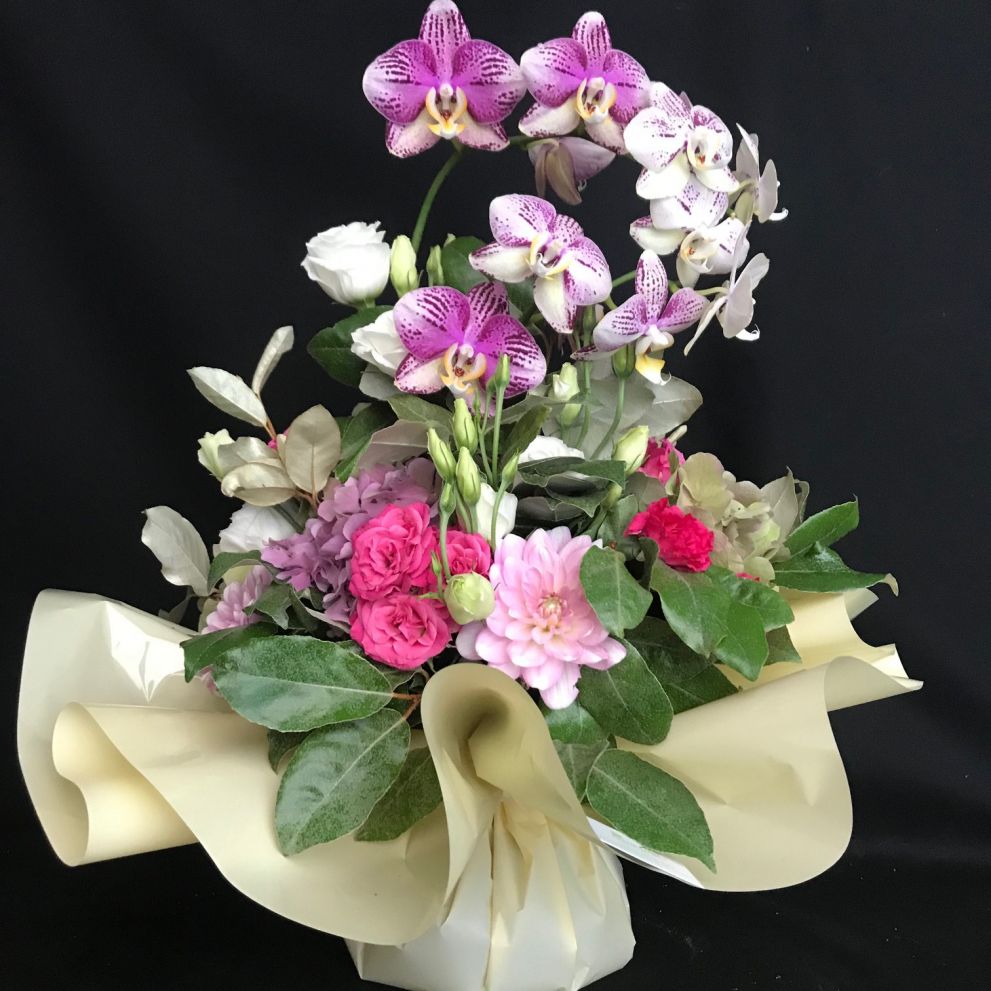 Bouquet con orchidee e rose