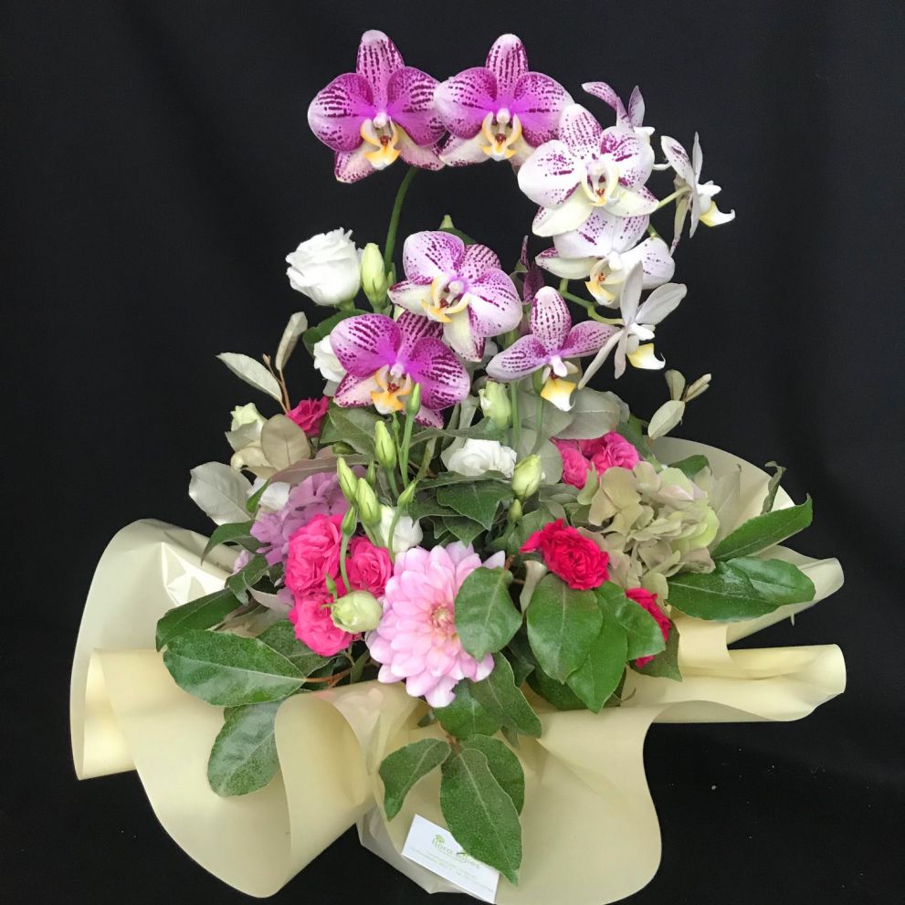 Bouquet con orchidee e rose