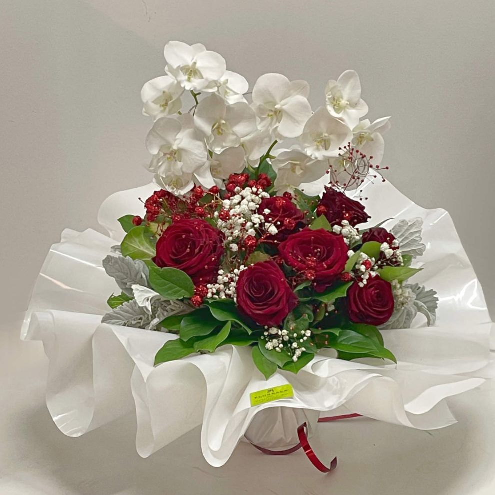 Bouquet con orchidee e rose