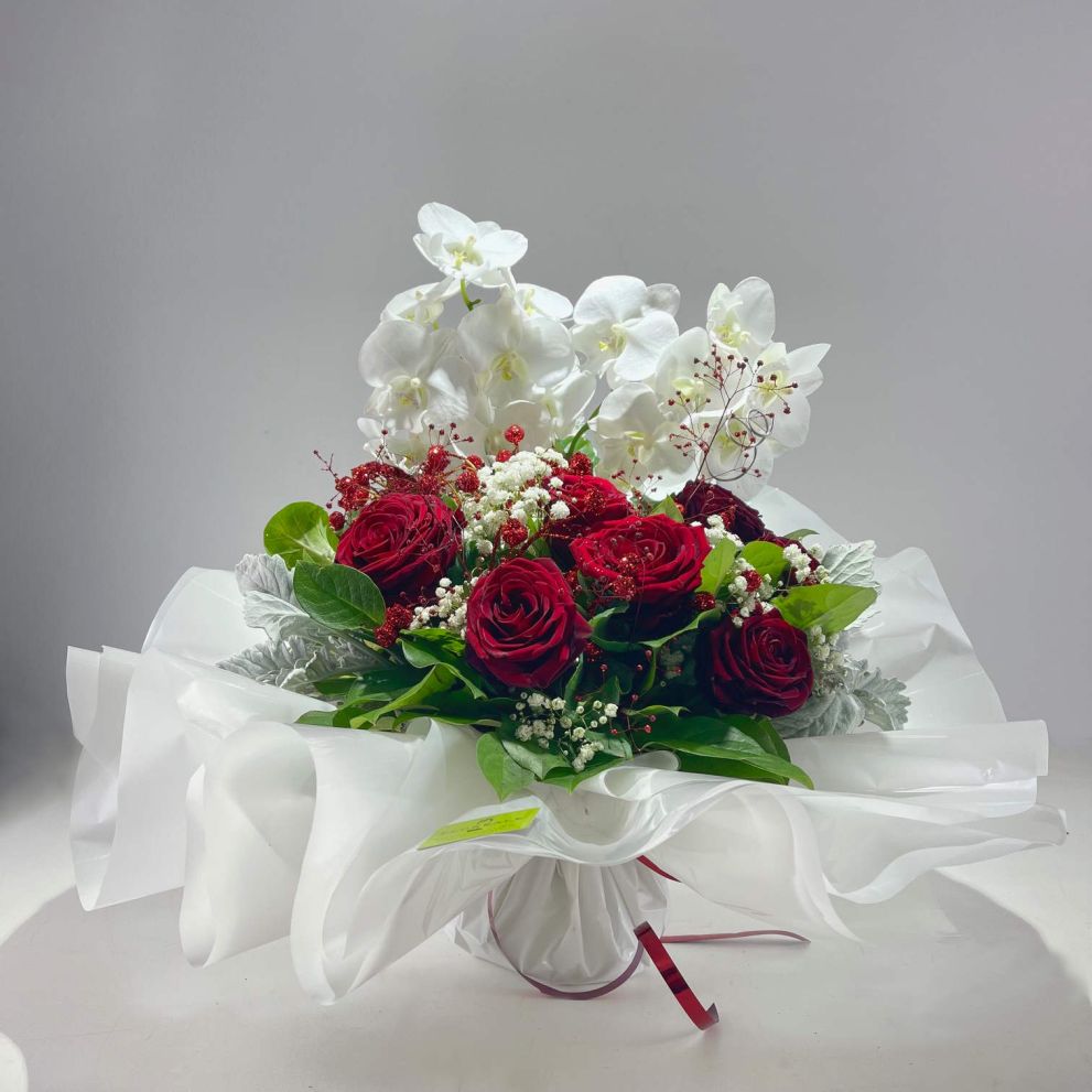 Bouquet con orchidee e rose