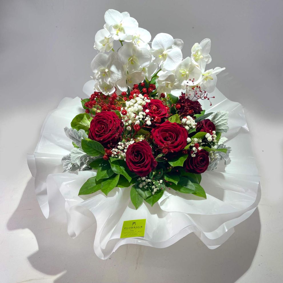 Bouquet con orchidee e rose